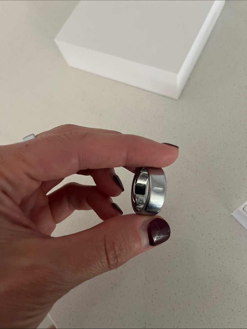 Oura Ring 4 with charger and box - Picture 5 of 7